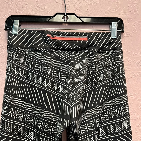 OYSHO leggings black and white patterned leggings zip pocket rear waist.… - Picture 3 of 8